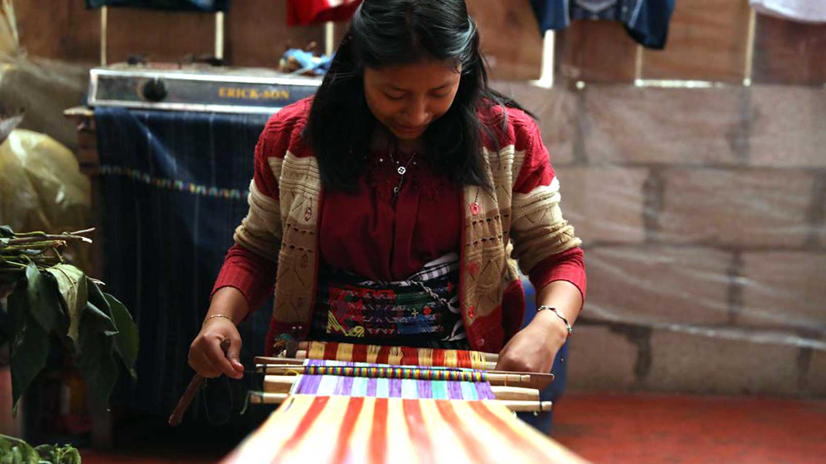 guatemala-weaving-woman
